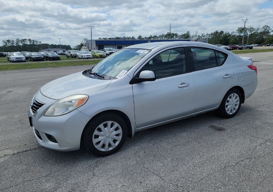 2014 Nissan versa SV Sedan 4D